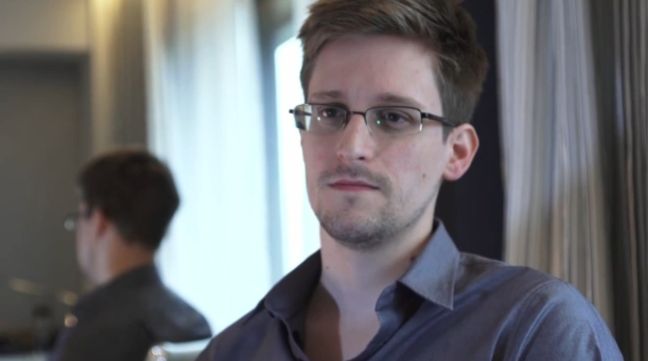 Συνοδεία διπλωματών και νομικών της Wikileaks ταξιδεύει ο Σνόουντεν