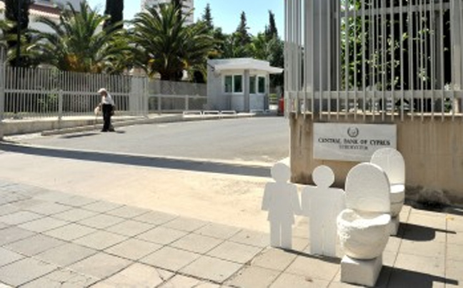 Εικαστική διαμαρτυρία με αυτοσχέδιες… τουαλέτες-ταφόπλακες