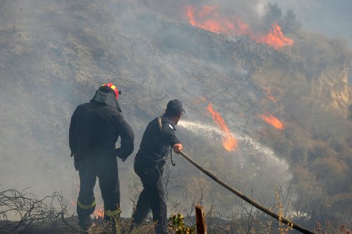 Σε εξέλιξη πυρκαγιά σε χωριό του Ηρακλείου