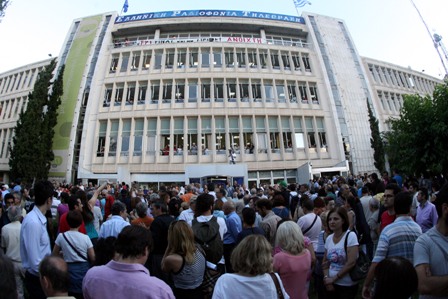 Διαμαρτύρονται στο Ηράκλειο για το λουκέτο στην ΕΡΤ