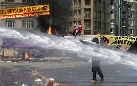 Χιλιάδες διαδηλωτές συγκεντρώθηκαν ξανά στην πλατεία Ταξίμ