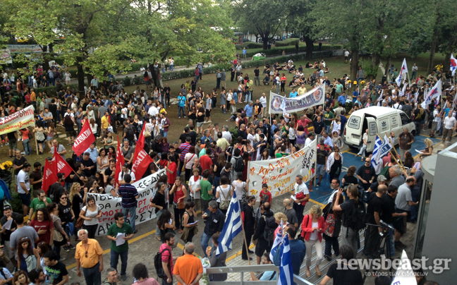 Δεύτερη ημέρα διαμαρτυριών έξω από το ραδιομέγαρο