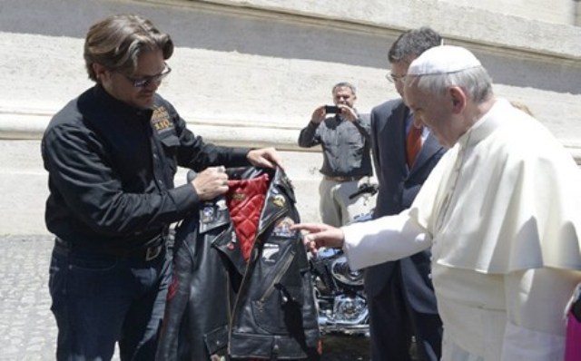 Έκαναν δώρο Harley στον Πάπα