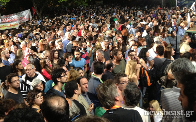 Πλήθος κόσμου έξω από το ραδιομέγαρο για 4η νύχτα