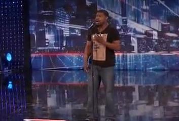 Τέτοια φωνή δεν την περιμένεις