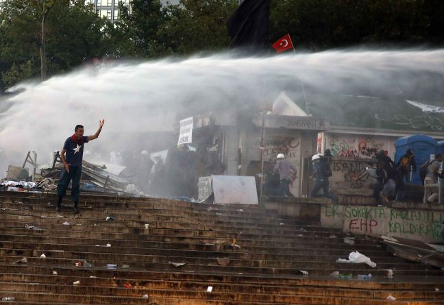 Τα δακρυγόνα επέστρεψαν στην πλατεία Ταξίμ