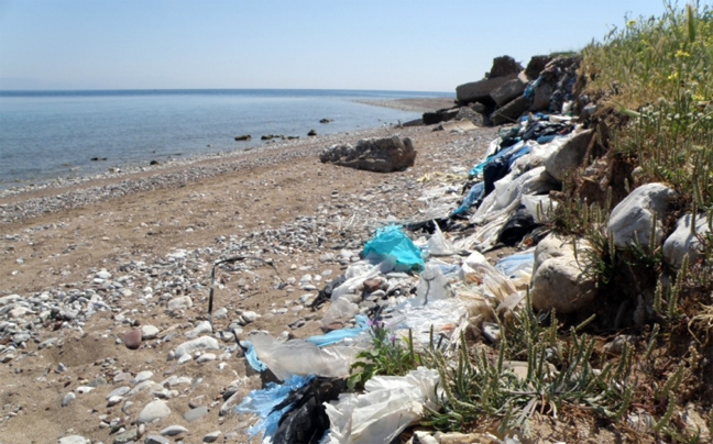 Σκουπιδότοπος στις εκβολές Σελινούντα