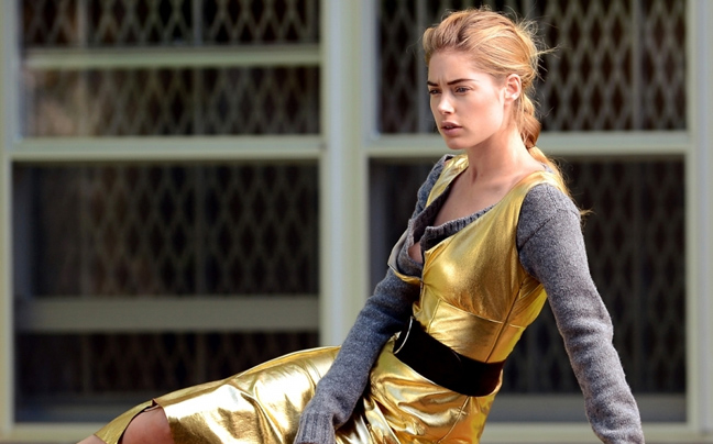 Φωτογράφιση χωρίς σουτιέν για την Doutzen Kroes