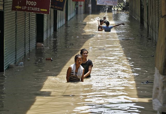 Δεκάδες νεκροί από τις βροχοπτώσεις στην Ινδία