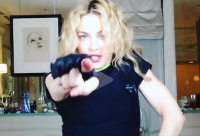 Η Madonna «το κουνάει» στο μπάνιο της