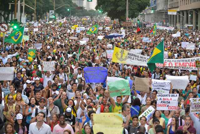 Πάνω από 300.000 διαδηλωτές στους δρόμους του Ρίο