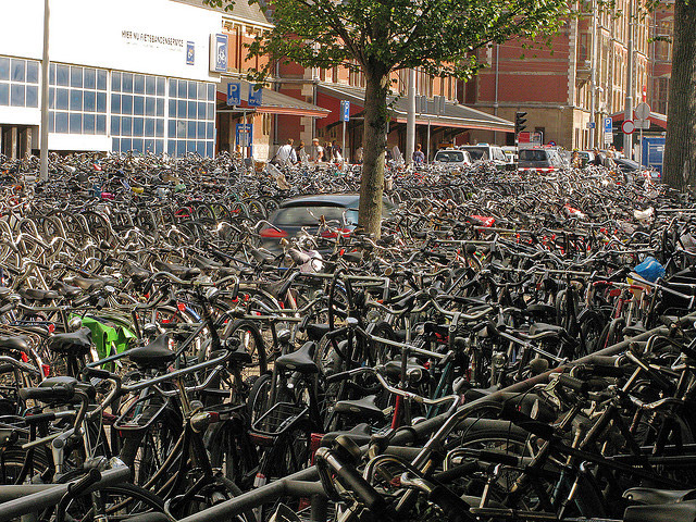 Κυκλοφοριακό κομφούζιο από τα ποδήλατα στο Άμστερνταμ