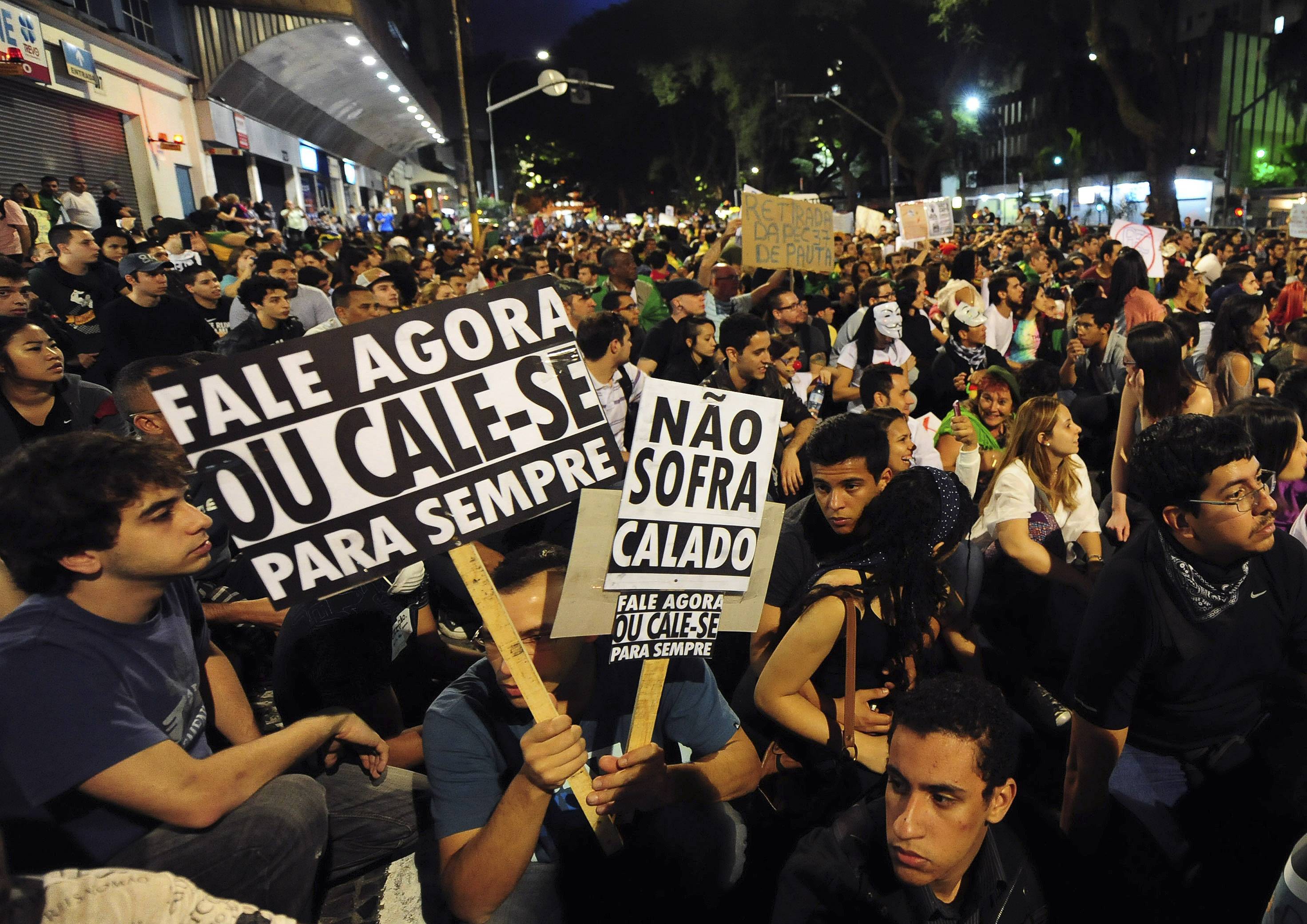 Σφοδρές συγκρούσεις μεταξύ διαδηλωτών και αστυνομίας στη Βραζιλία