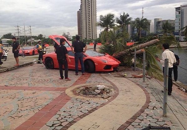 Lamborghini «καρφώνεται» σε φοίνικα κατά τη διάρκεια drag race