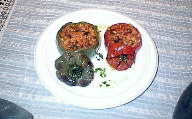 Ντομάτες και πιπεριές γεμιστές Σαμιώτικες