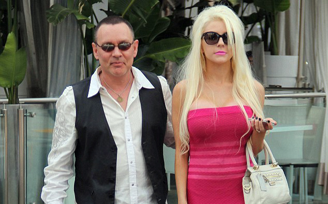 Η Courtney Stodden «βολτάρει» με το νέο της στήθος