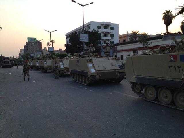 Τοποθετούν συρματοπλέγματα γύρω από στρατόπεδο που βρίσκεται ο Μόρσι