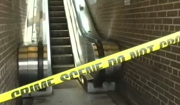 Γυναίκα εγκλωβίστηκε στις… κυλιόμενες σκάλες
