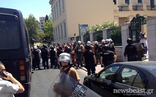 Περικυκλωμένα τα Προπύλαια από ΜΑΤ