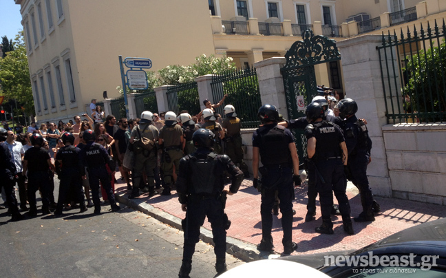 Προσαγωγές και χημικά στα Προπύλαια