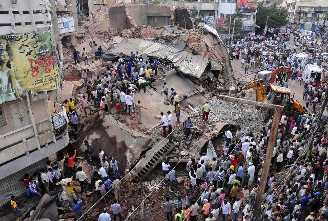 Τουλάχιστον 25 νεκροί από την κατάρρευση κτιρίου στην Ινδία