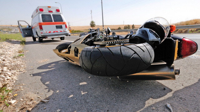 Μοτοσικλετιστής συγκρούστηκε με πυροσβεστικό όχημα στην Κέρκυρα