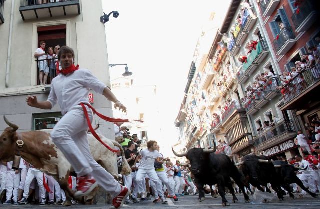 Αναζητάς την αδρεναλίνη στις διακοπές σου; Στο φεστιβάλ San Fermin στην Ισπανία θα «χορτάσεις» από τρέξιμο και... κίνδυνο!(photo)