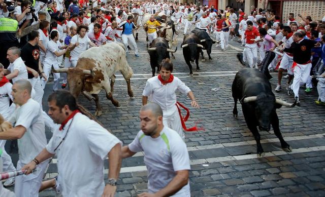 Αναζητάς την αδρεναλίνη στις διακοπές σου; Στο φεστιβάλ San Fermin στην Ισπανία θα «χορτάσεις» από τρέξιμο και... κίνδυνο!(photo)