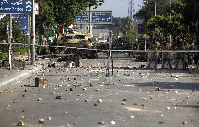 Αιματηρές συγκρούσεις και συλλήψεις στο Κάιρο
