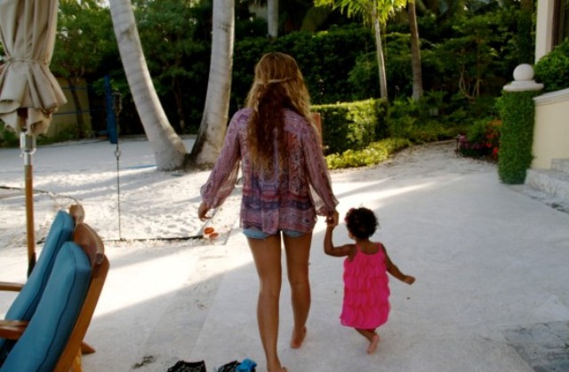 Σε εξωτική παραλία με την κόρη της η Beyonce