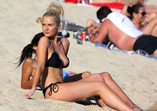 Η Helen Flanagan τραβάει τα φλας των φωτογράφων με το κορμί της