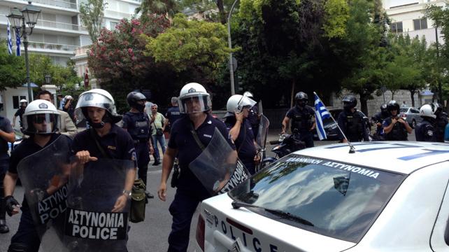 Οκτώ προσαγωγές έξω από το Μέγαρο Μαξίμου