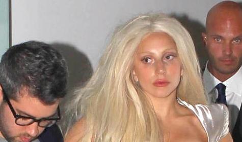 Η Lady Gaga γυμνή στη μπανιέρα