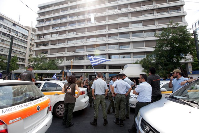 Σε κλίμα έντασης η συνάντηση υπουργών-ΚΕΔΕ