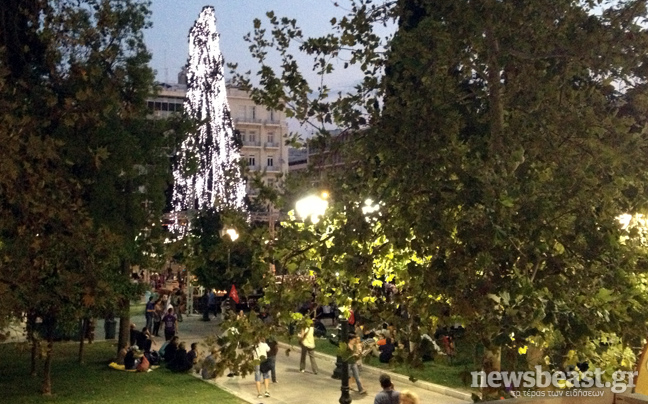 Άναψαν το χριστουγεννιάτικο δέντρο στο Σύνταγμα