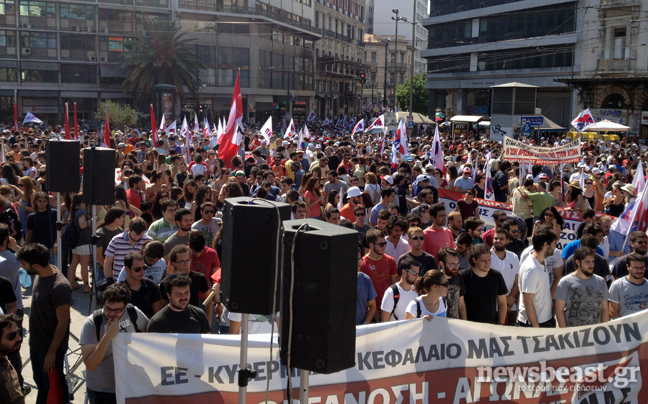 Στην Ομόνοια συγκεντρώνονται μέλη του ΠΑΜΕ