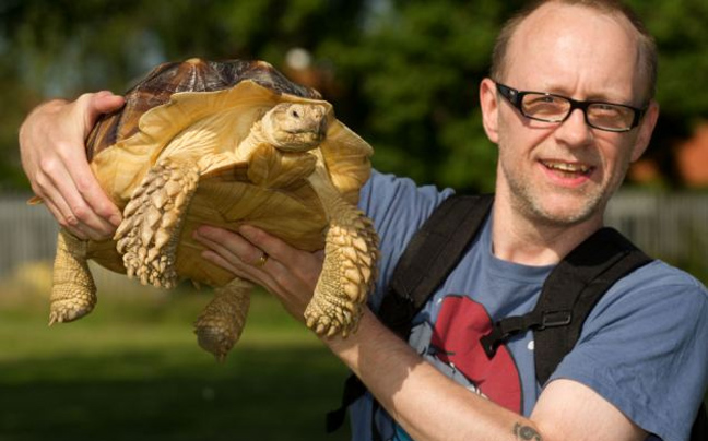 Ξοδεύει πέντε ώρες την ημέρα για να βγάλει βόλτα την… χελώνα του