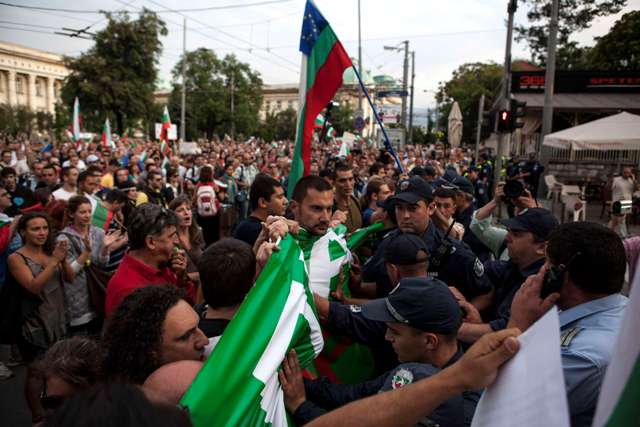 Διαδηλωτές πέταξαν ντομάτες σε βούλγαρο βουλευτή