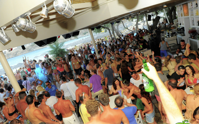 Μόνιμο party και sexy ατμόσφαιρα στο Super Paradise Beach Bar Club