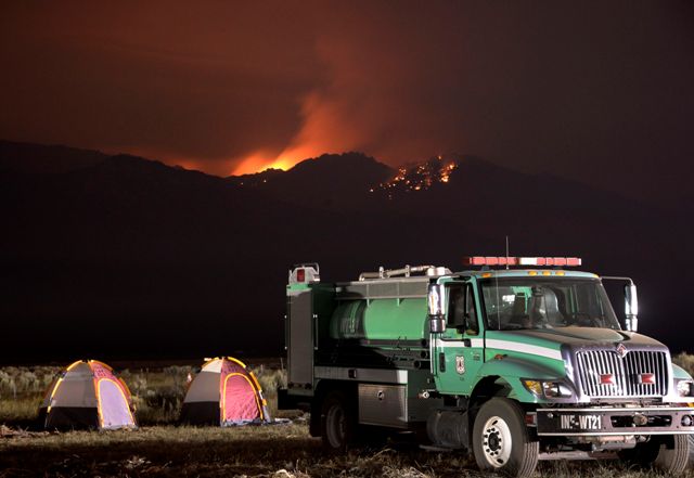 Τεράστια πυρκαγιά απειλεί σπίτια στο Palm Springs της Καλιφόρνια