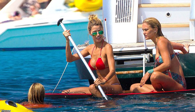 Με γυναικοπαρέα στην Ίμπιζα η Bar Refaeli