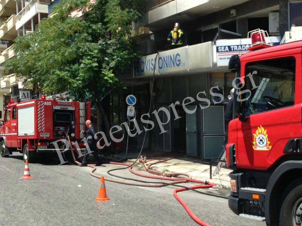 Πυρκαγιά σε αποθήκη στον Πειραιά