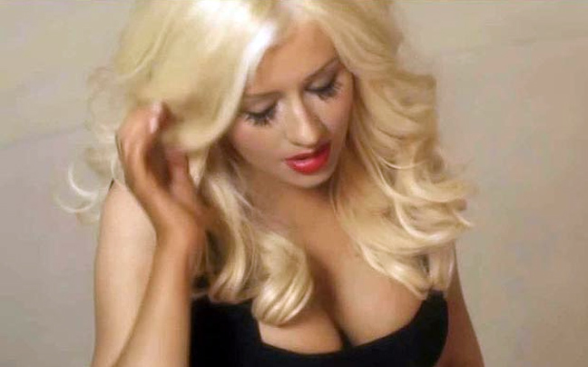 Με μαύρα εσώρουχα στο νέο video clip η Aguilera