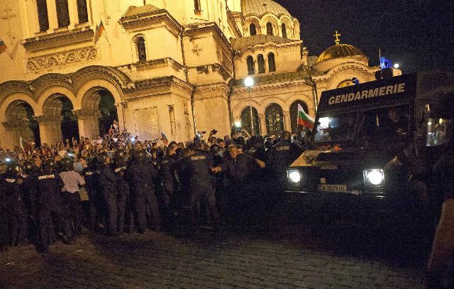 «Πράξη βανδαλισμού ο αποκλεισμός της Βουλής»