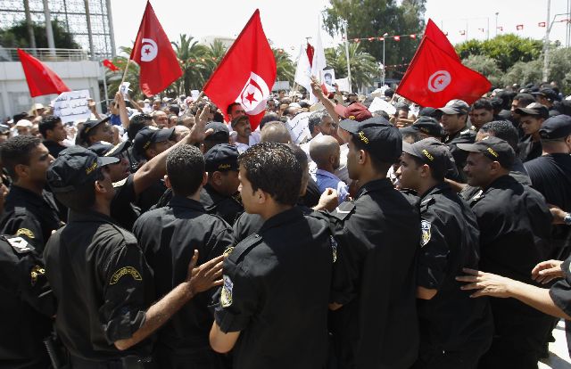 Δακρυγόνα κατά των διαδηλωτών στην Τυνησία