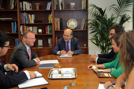 Συνάντηση Χατζηδάκη με τον Βρετανό πρεσβευτή στην Ελλάδα