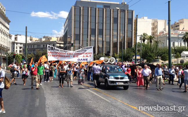 Στο Σύνταγμα οι διαδηλωτές