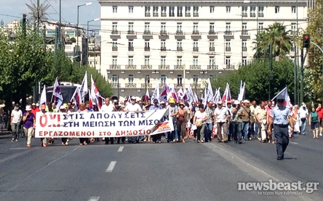 ΑΔΕΔΥ και ΠΑΜΕ διαδηλώνουν έξω από το υπ. Διοικητικής Μεταρρύθμισης