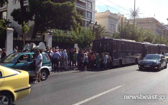 Στο υπουργείο Διοικητικής μεταρρύθμισης συγκεντρώνονται οι απεργοί