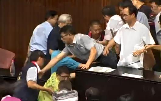 Ξύλο ακόμα μία φορά στη Βουλή της Ταϊβάν